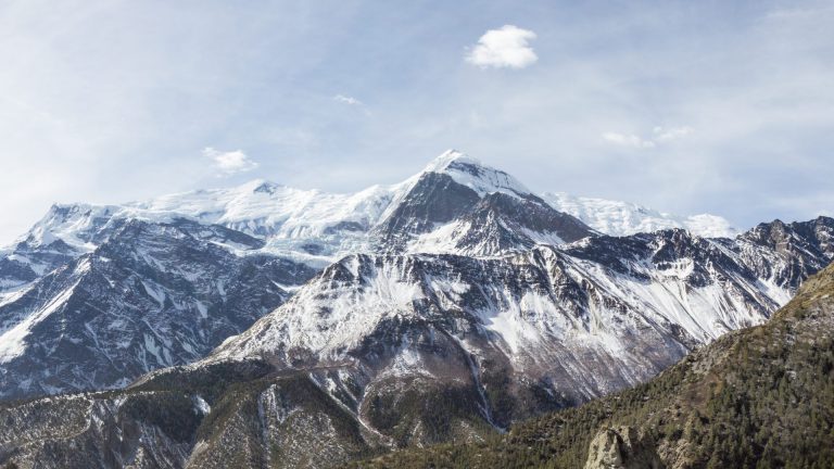 Nepal - Dãy Annapurna phủ tuyết